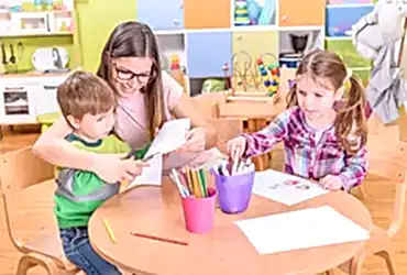 Няня воспитатель