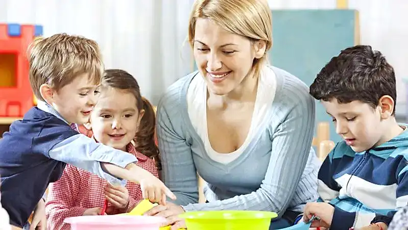 nyanya-dva-tri-rebenka